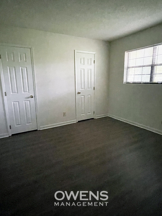 Building Photo - Condo with Lake Access Available Immediately