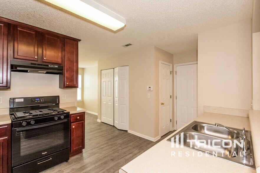 Building Photo - 4991 Larkspur Ln