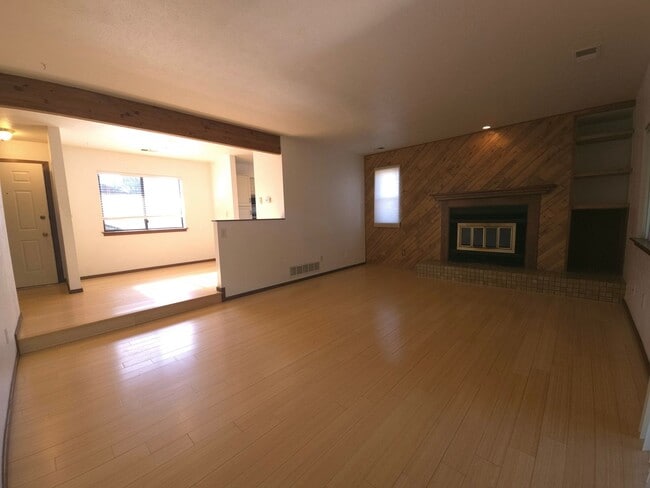Building Photo - 525 Manhattan Dr