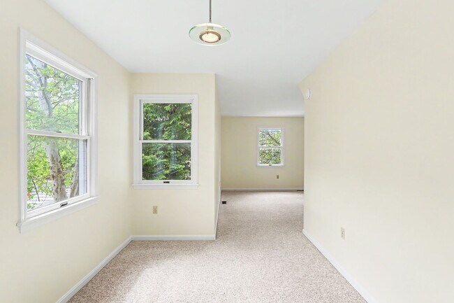 Building Photo - Two bedroom, one and a half bathroom end townhome in Harrisburg
