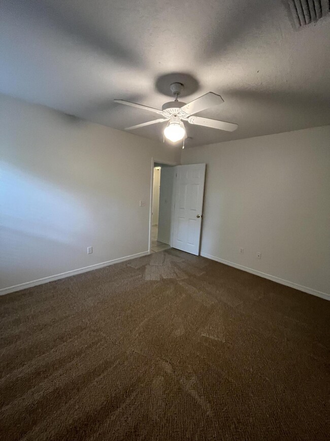Building Photo - 706 Oaklawn St