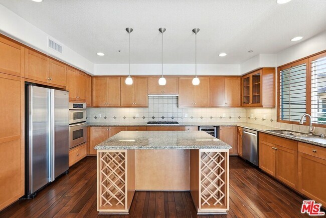 Building Photo - 5831 Seawalk Dr