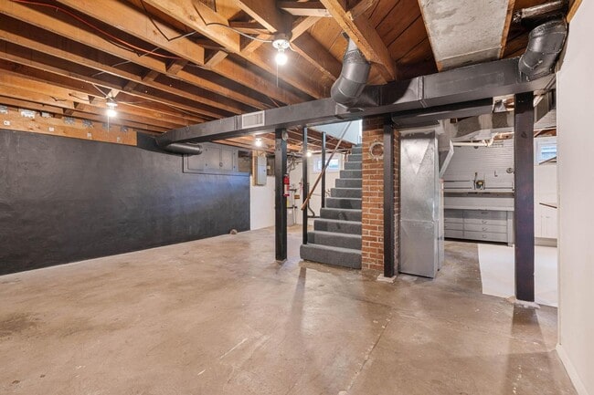 Building Photo - Adorable 2-bdrm/1-bath mid-century modern. Private backyard, sauna, washer/dryer, & more!