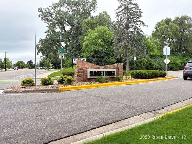 Building Photo - 2050 Ridge Dr