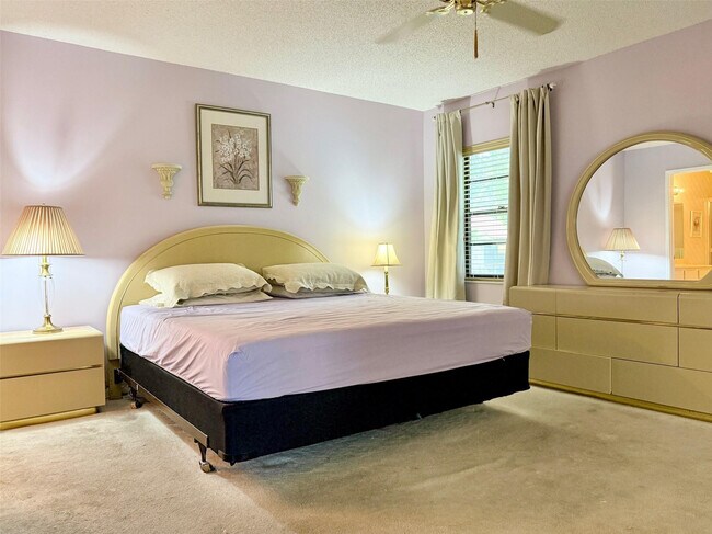 Building Photo - 10851 Palm Lake Ave