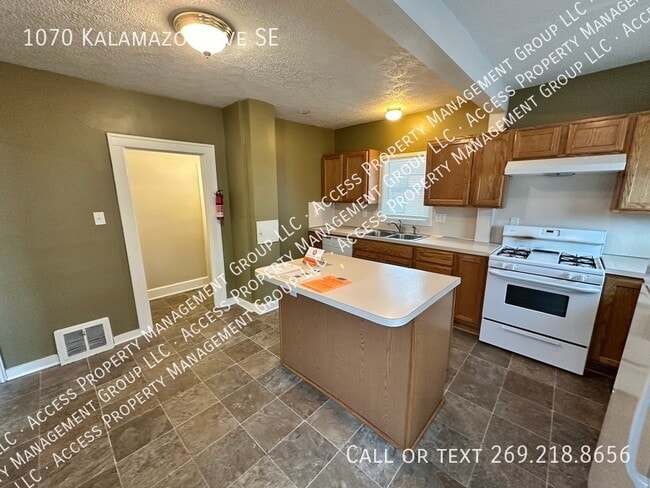 Building Photo - 1070 Kalamazoo Ave SE