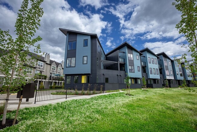 Building Photo - Riverside Townhomes - Waterfront Living in...