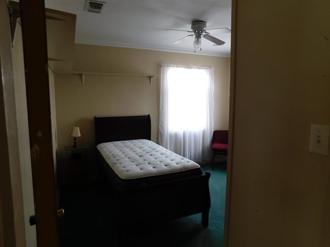 Building Photo - 610 W 7th St