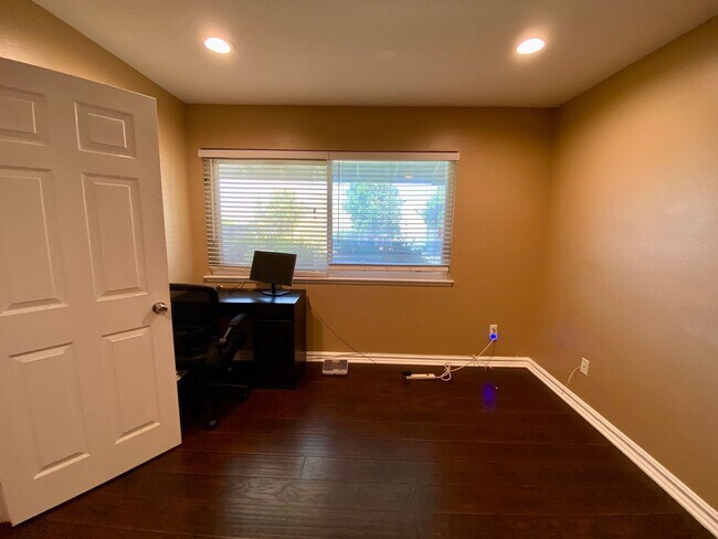 Building Photo - 2 Bed, 1 Bath Condo with a view of the hills!