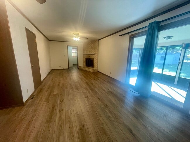 Building Photo - 3269 N Weller Ave