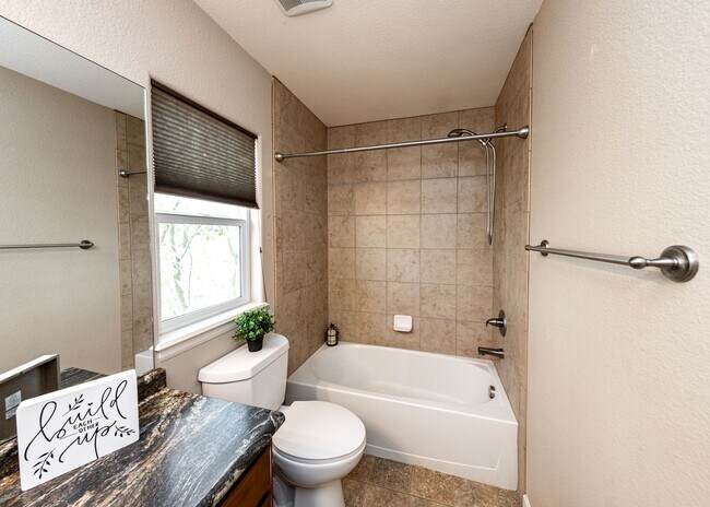 Building Photo - Westside home in Desirable Gold Hill Mesa ...