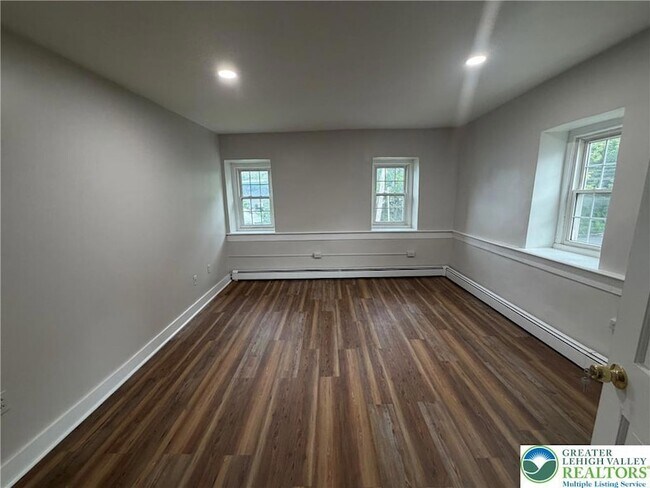 Building Photo - 1037 N 6th St Ext