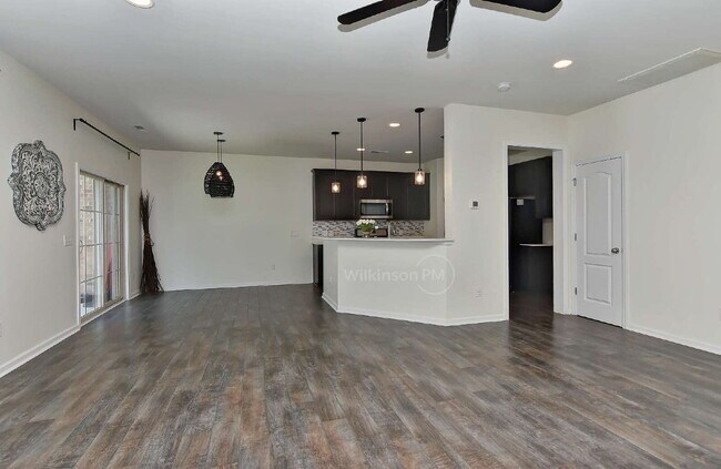 Building Photo - Beautiful 3BR/2.5BA Townhome in Desirable ...