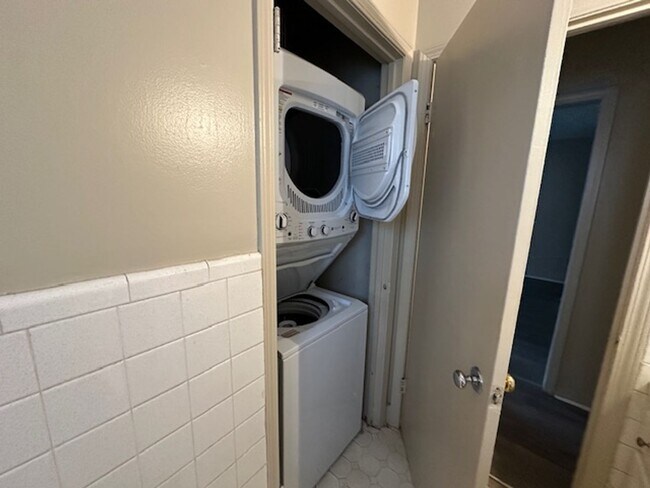 Building Photo - 2005 20th St