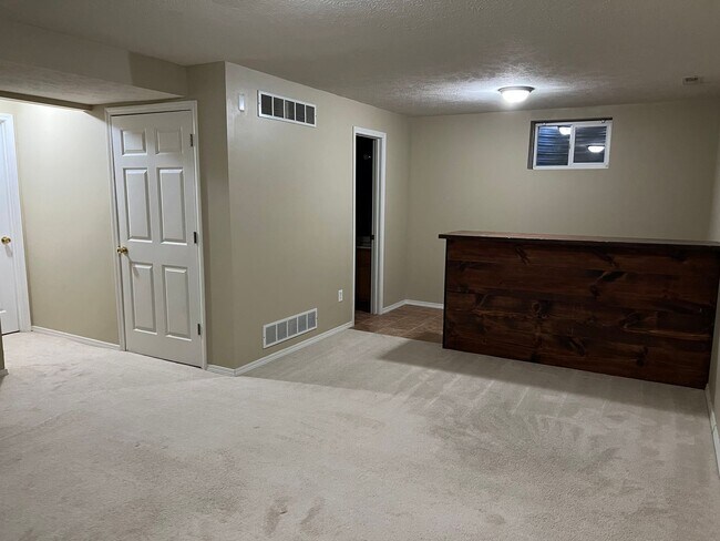 Building Photo - Very sharp 3 BR, 2.5 bathroom,  updated appliances, hardwood flooring