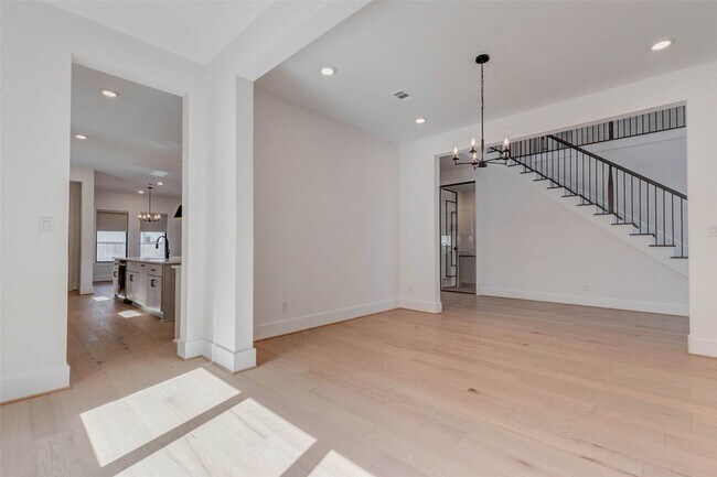 Building Photo - 1327 Crown Frst Dr
