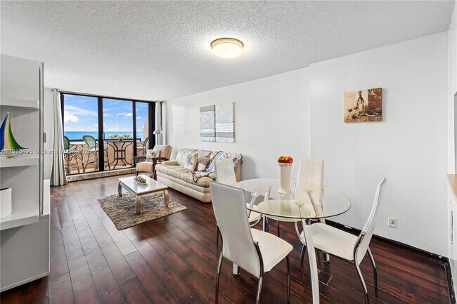 Building Photo - 2555 Collins Ave