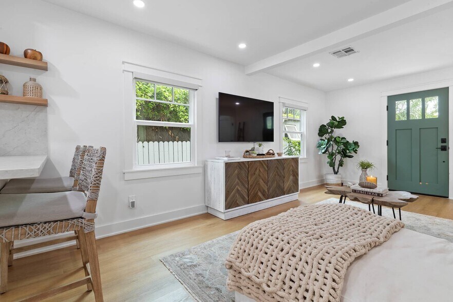 Building Photo - 1425 Cabrillo Ave