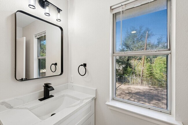 Building Photo - 4 bed with back yard in great East side location.