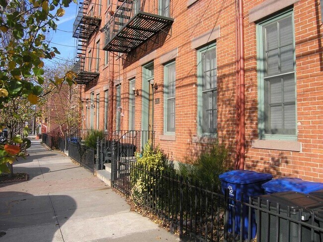 Primary Photo - 206 6th St