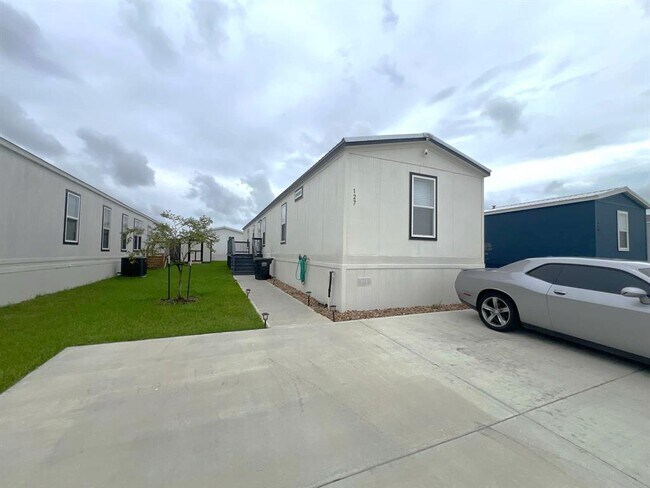 Building Photo - 127 Lear Ln