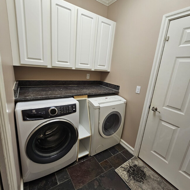 Building Photo - 3 Bedroom, 2.5 Bath Townhome Near Lake St. Clair with Finished Basement, Attached Oversized 2 Car...