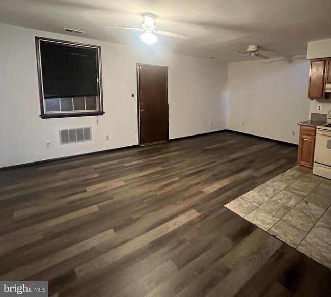 Building Photo - 2530 E Cambria St