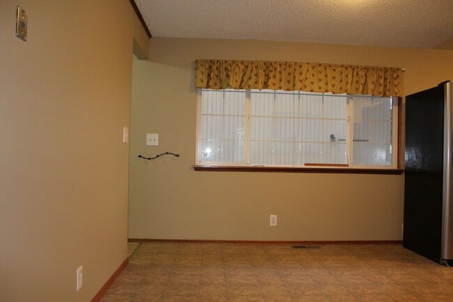 Building Photo - Beautiful 4 bedroom Rambler home with shop...
