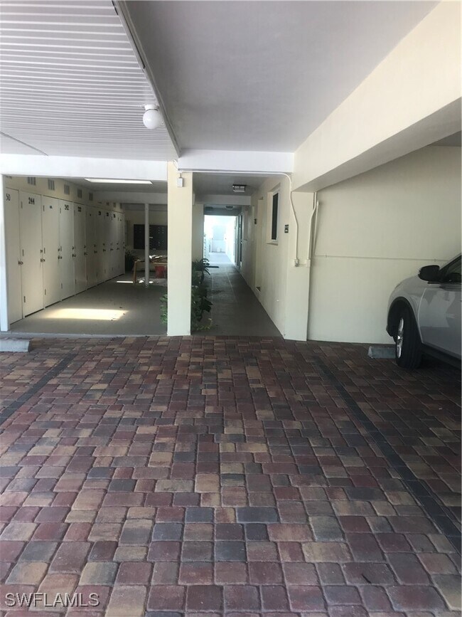 Building Photo - 216 Banyan Blvd