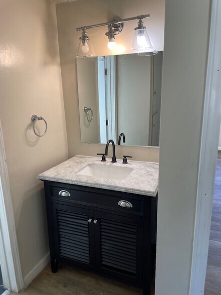 Building Photo - 2107 Earl Ave