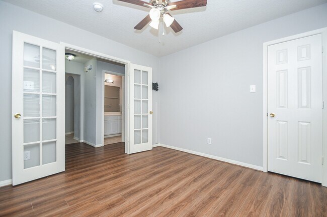 Building Photo - 707 New Pines Dr