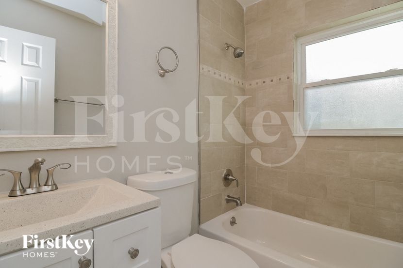 Building Photo - 1833 Pineview Cir