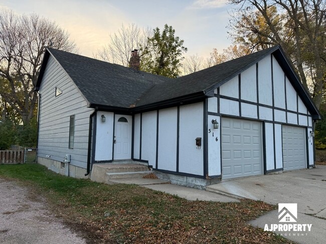 Building Photo - 516 N Cliff Ave