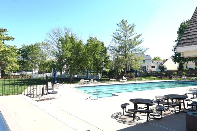 Building Photo - 5 Bed 3.5 Bath Chesterfield Charmer