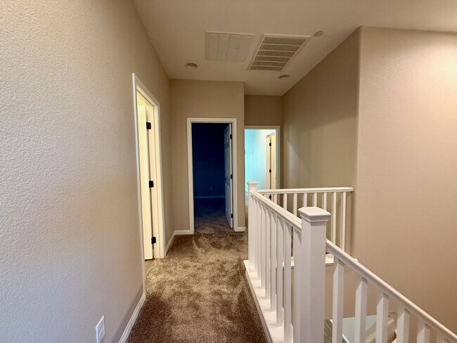 Building Photo - 3 BED 2.5 BATH 2 CAR GARAGE MODERN TOWNHOM...