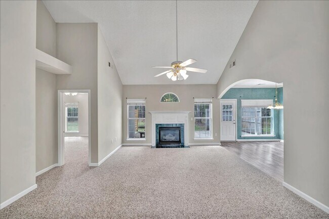 Building Photo - Country Club Living