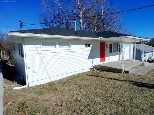 Building Photo - Beautiful 4 bedrooms and 2 full baths with vanity in a beautiful house at Longwood Ave Kansas Cit...