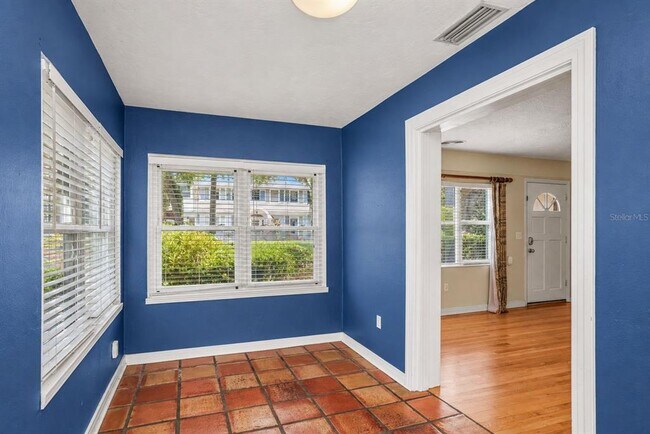Building Photo - 206 17th Ave NE