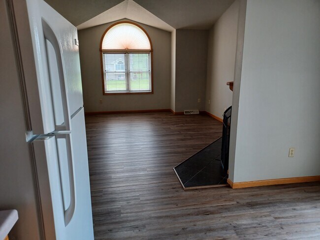 Building Photo - 130 Rhyme St