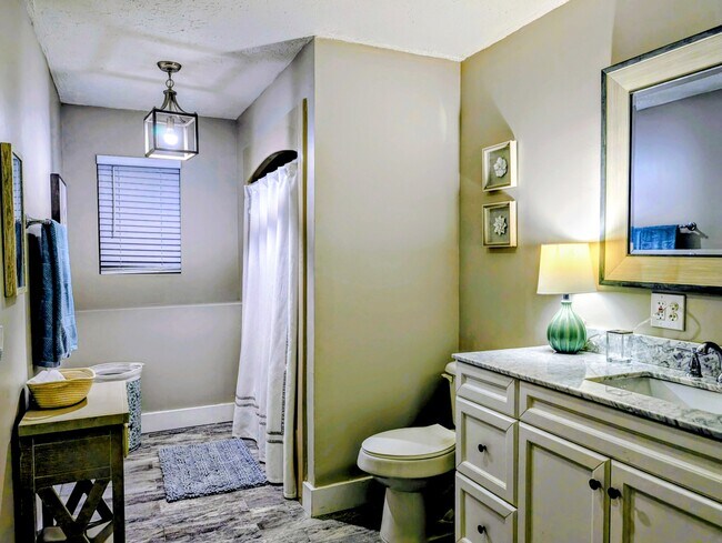 Building Photo - 842 Alpine Dr