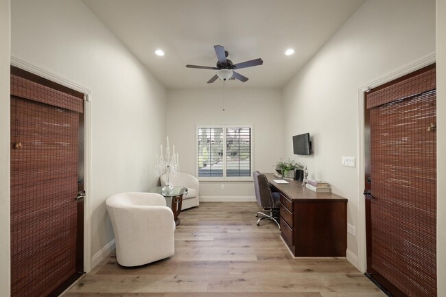 Building Photo - 2510 Tiverton Dr