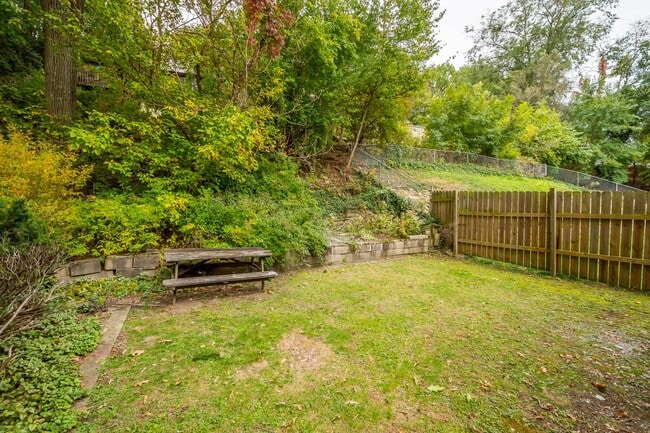 Building Photo - AVAILABLE OCT 1ST!! GORGEOUS 2 BEDROOM HOU...