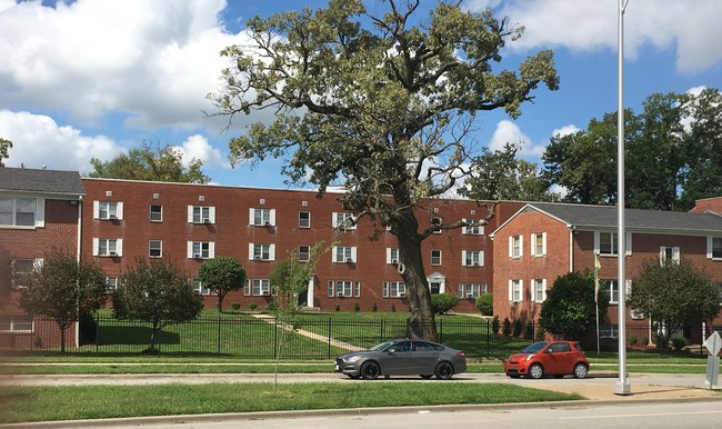 Building Photo - University Meadows