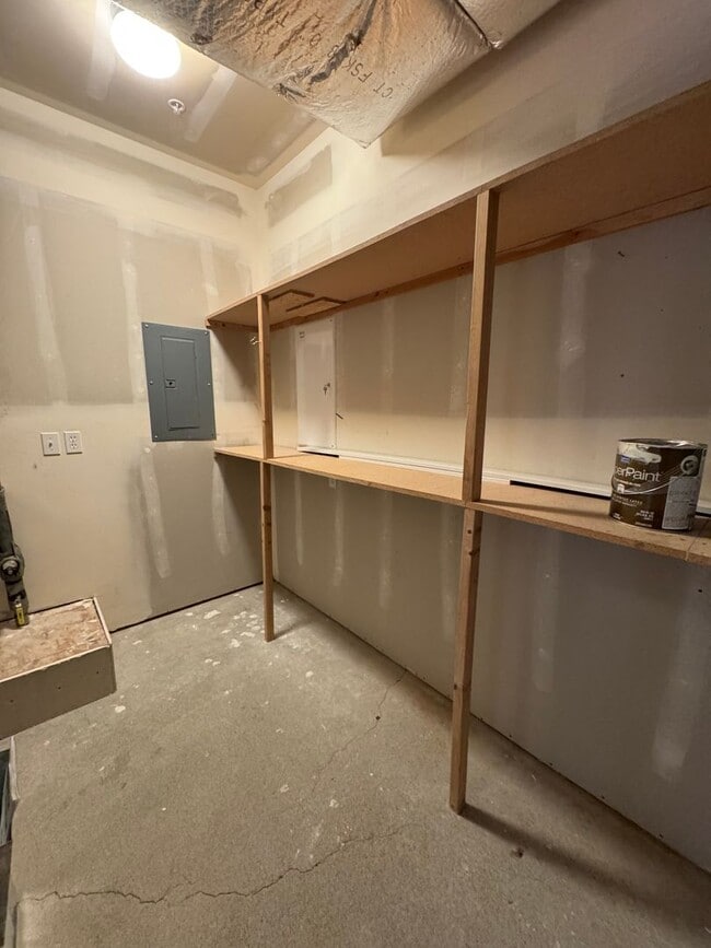 Building Photo - Spacious 2 bedroom 2 1/2 bath Plus Den  to...