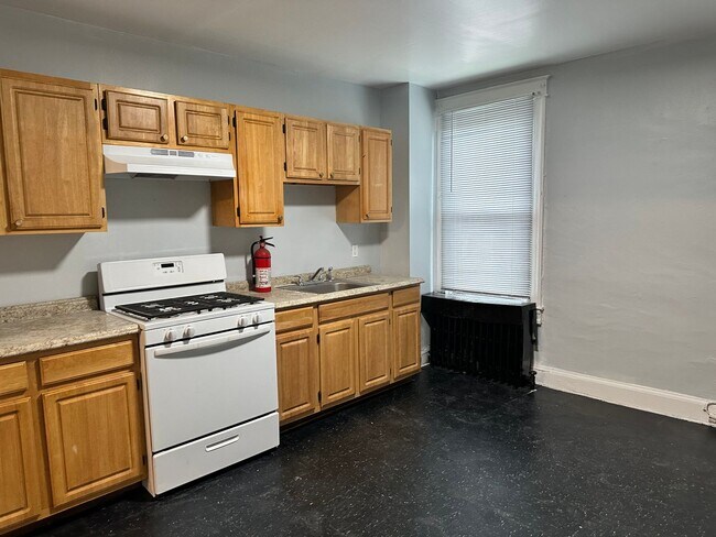 Building Photo - Spacious Home! Finished Basement! W/D! Available Now!