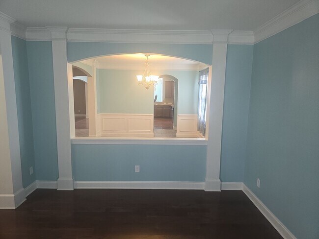 Building Photo - The Manors at White Knoll