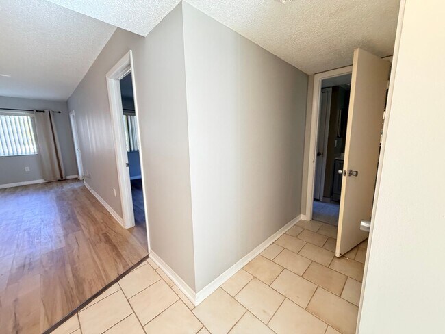 Building Photo - 1/1 CONDO 55 + COMMUNITY - GLEN OAKS, CLOSE TO DOWNTOWN SRQ!