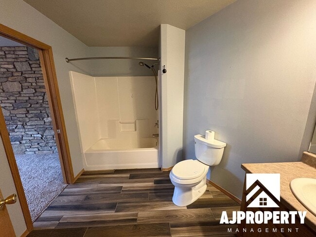 Building Photo - 5509 S Sarmar Ave