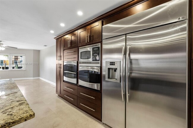 Building Photo - 633 Solar Isle Dr