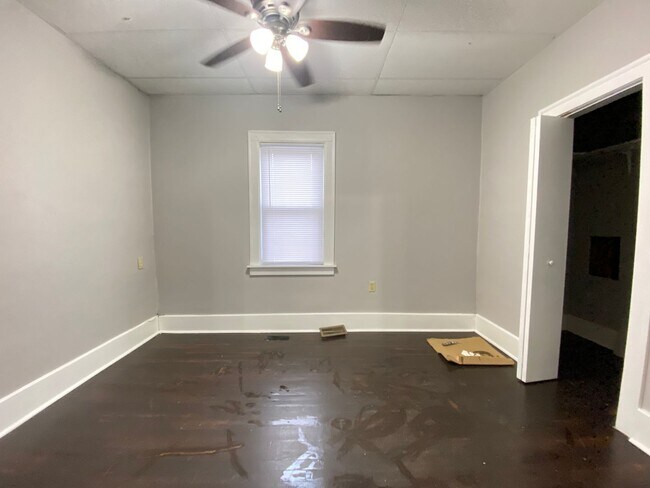 Building Photo - 2240 White Oak Ave